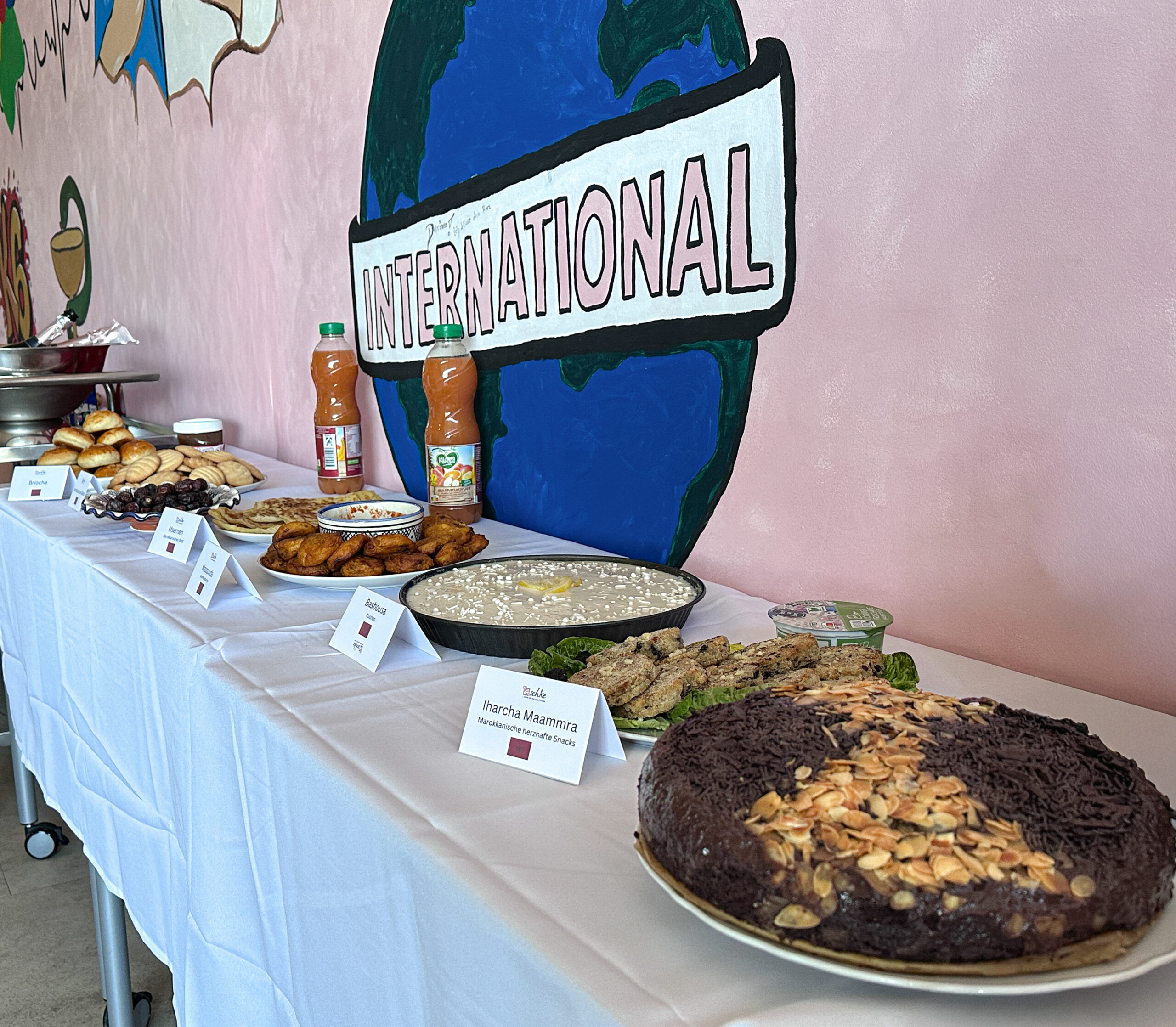 Gemeinsames Buffet beim Integrationsnachmittag